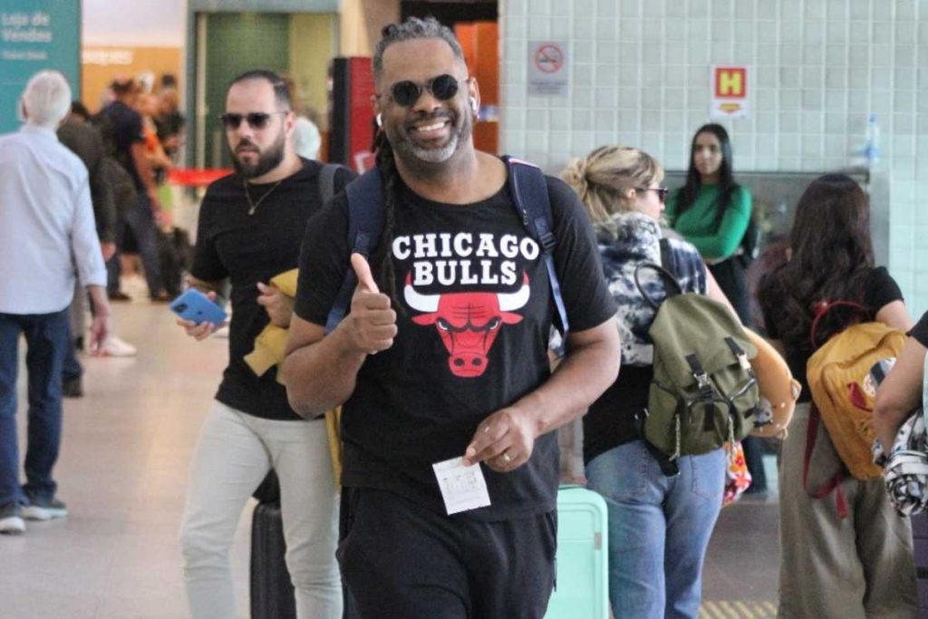 Após semana polêmica, Manoel Soares surge sorridente em aeroporto