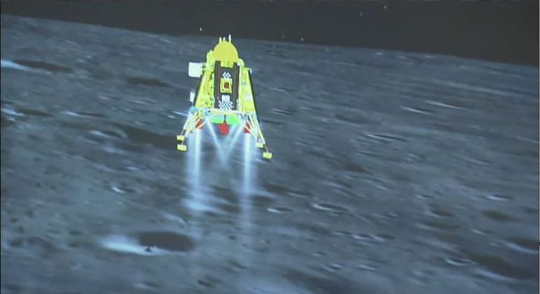Robô indiano já está no solo e começa a explorar o polo sul da Lua