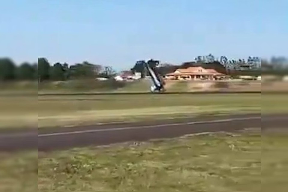 Avião 'dá cambalhota' durante pouso em aeroporto do Paraná