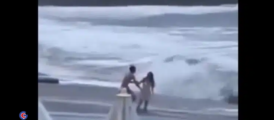 Casal é arrastado pelo mar enquanto caminhava em praia na Rússia