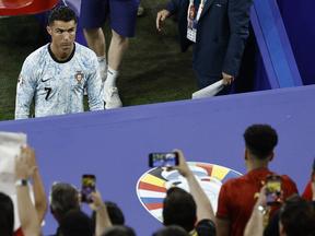 Torcedor PULA da arquibancada e quase atinge CRISTIANO RONALDO após jogo da EUROCOPA